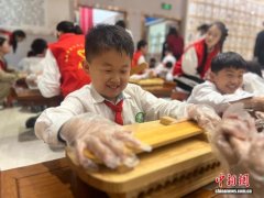 “小小药童”探秘岐黄 手搓